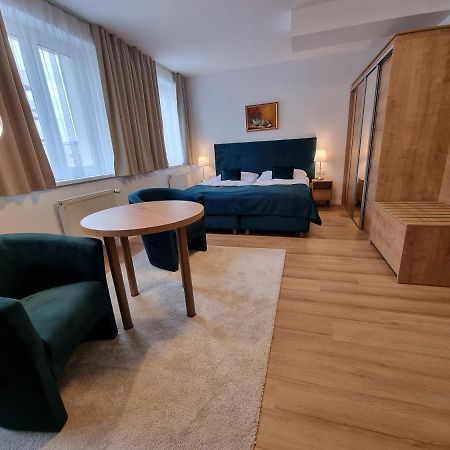 Hotel Tilia Пезинок Экстерьер фото