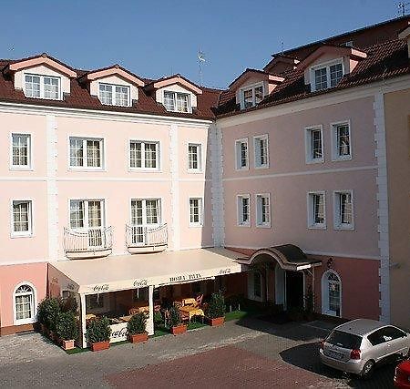 Hotel Tilia Пезинок Экстерьер фото