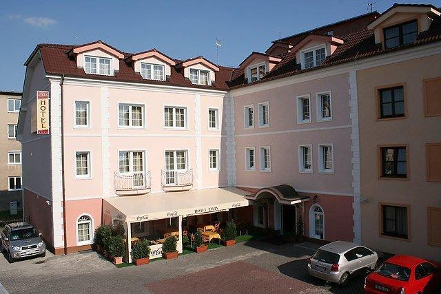 Hotel Tilia Пезинок Экстерьер фото